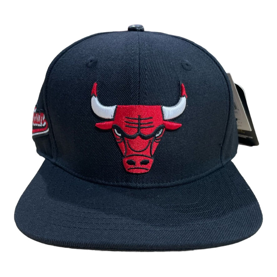 PRO STANDARD: Bulls Script Tail Snapback BCB7515440